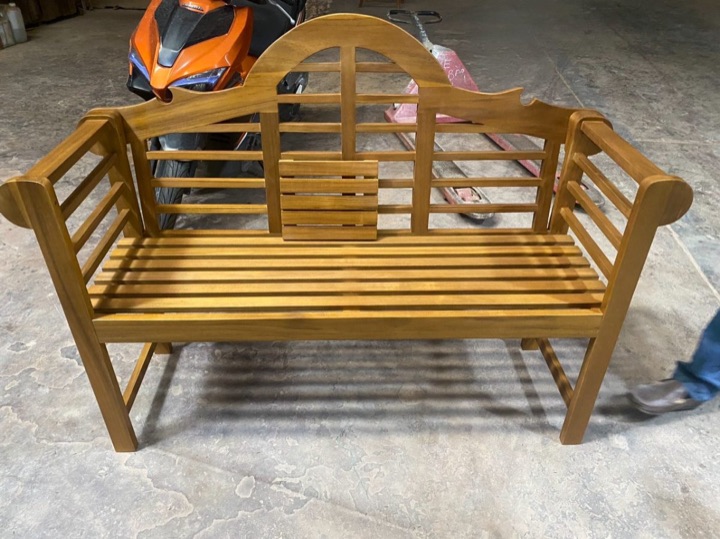 Băng ghế gỗ ngoài trời màu mật ong · Honey-tone outdoor bench