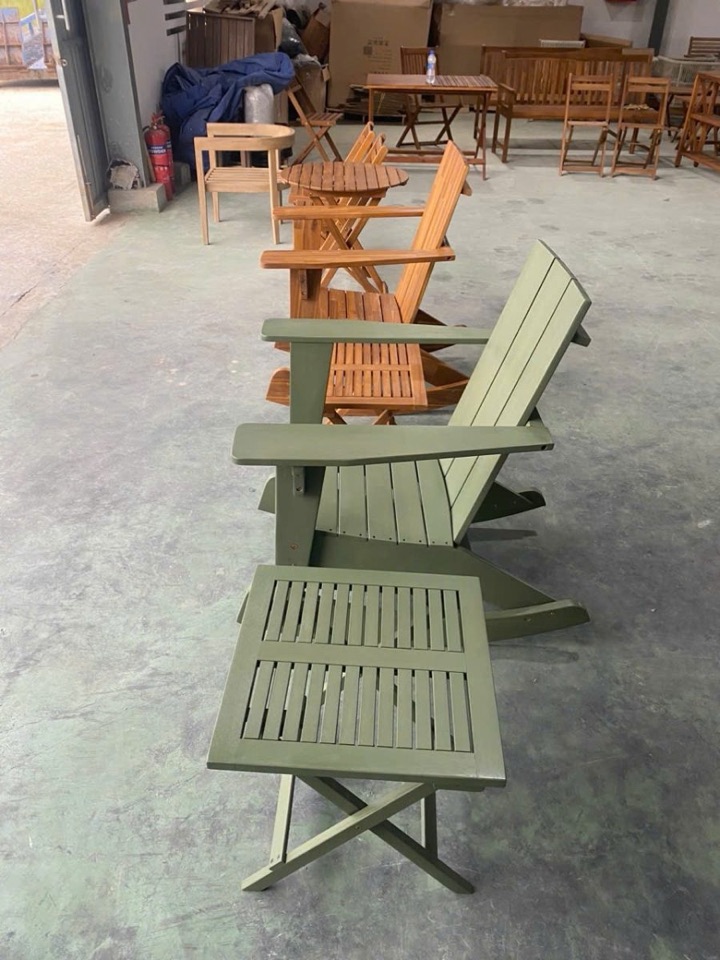 Ghế gỗ sân vườn đã hoàn thiện · Finished wooden garden chairs